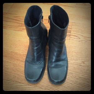 Naturalizer black boots